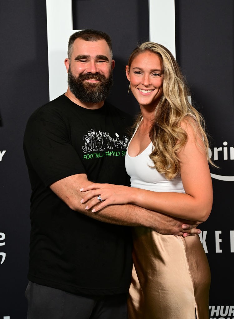 Kylie Kelce revela truque de moda na gravidez: "Roubo" as camisas do marido