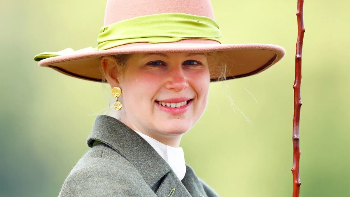 Lady Louise se forma em St. Andrews e segue os passos de William e Kate Middleton