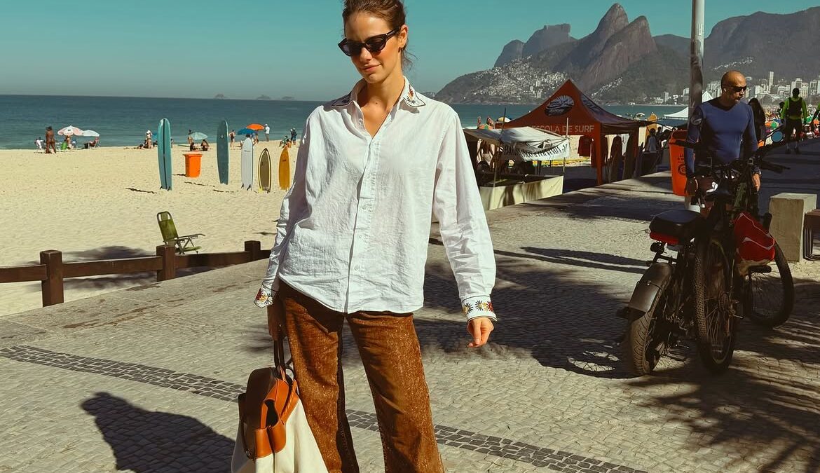 Laura Neiva exibe look urbano e sofisticado no calçadão de Ipanema