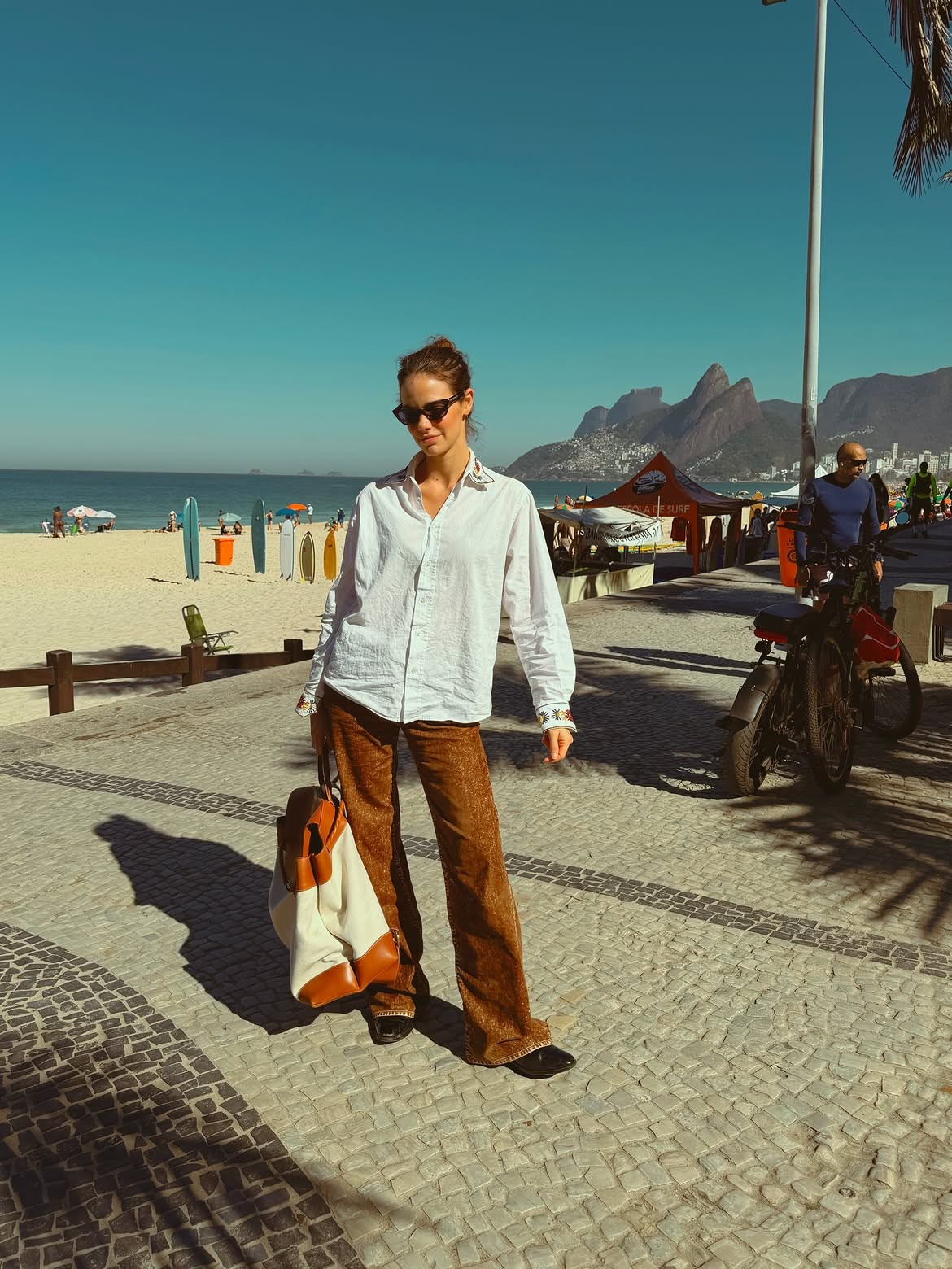 Laura Neiva exibe look urbano e sofisticado no calçadão de Ipanema