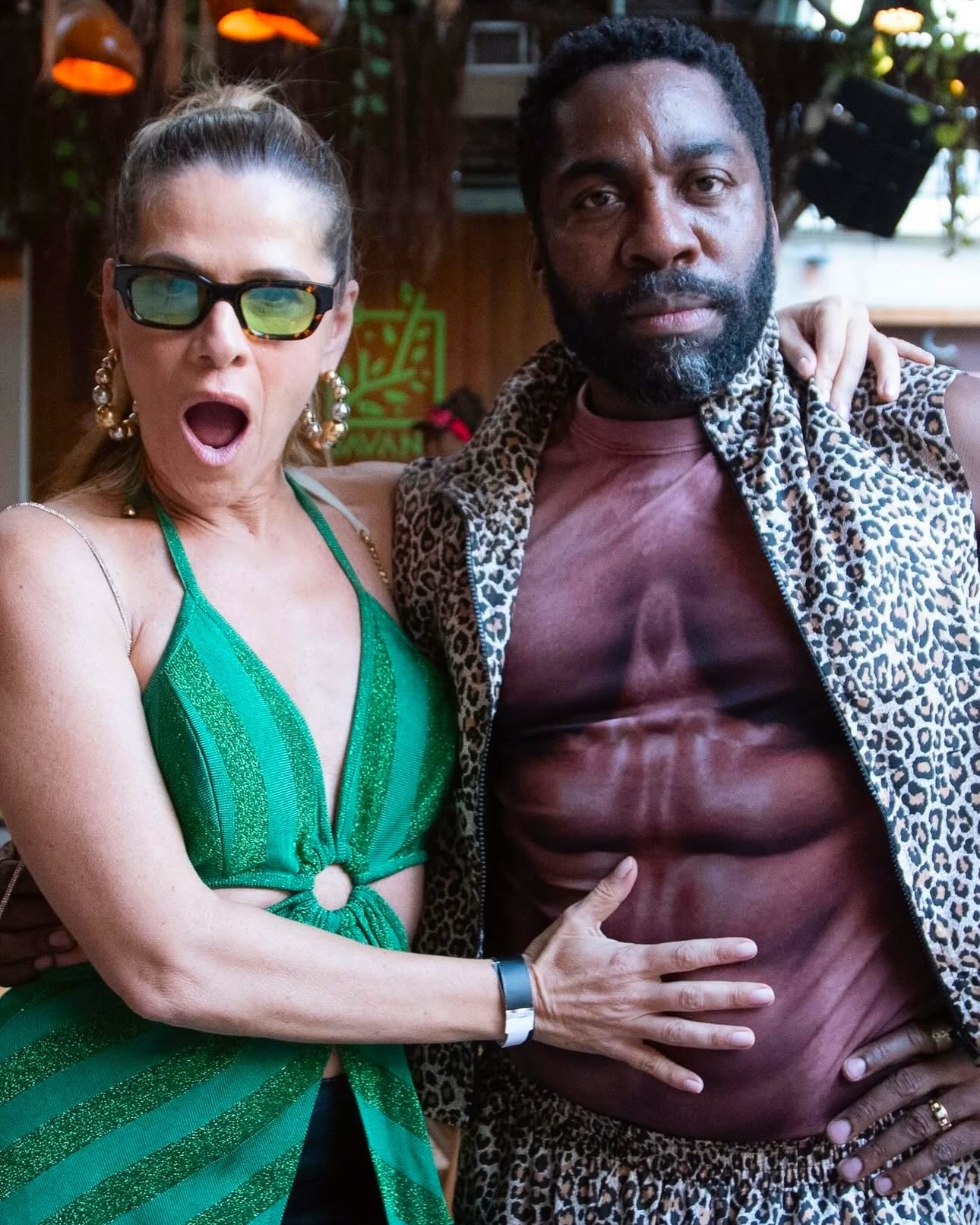 Lázaro Ramos celebra aniversário de Ingrid Guimarães com look divertido e mensagem carinhosa