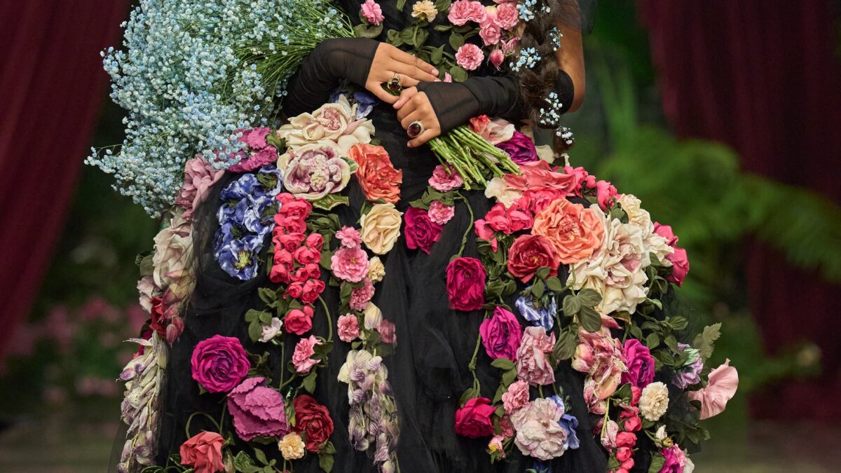 Léonie Cassel, filha de Monica Bellucci, brilha em desfile da Dolce & Gabbana na Sicília