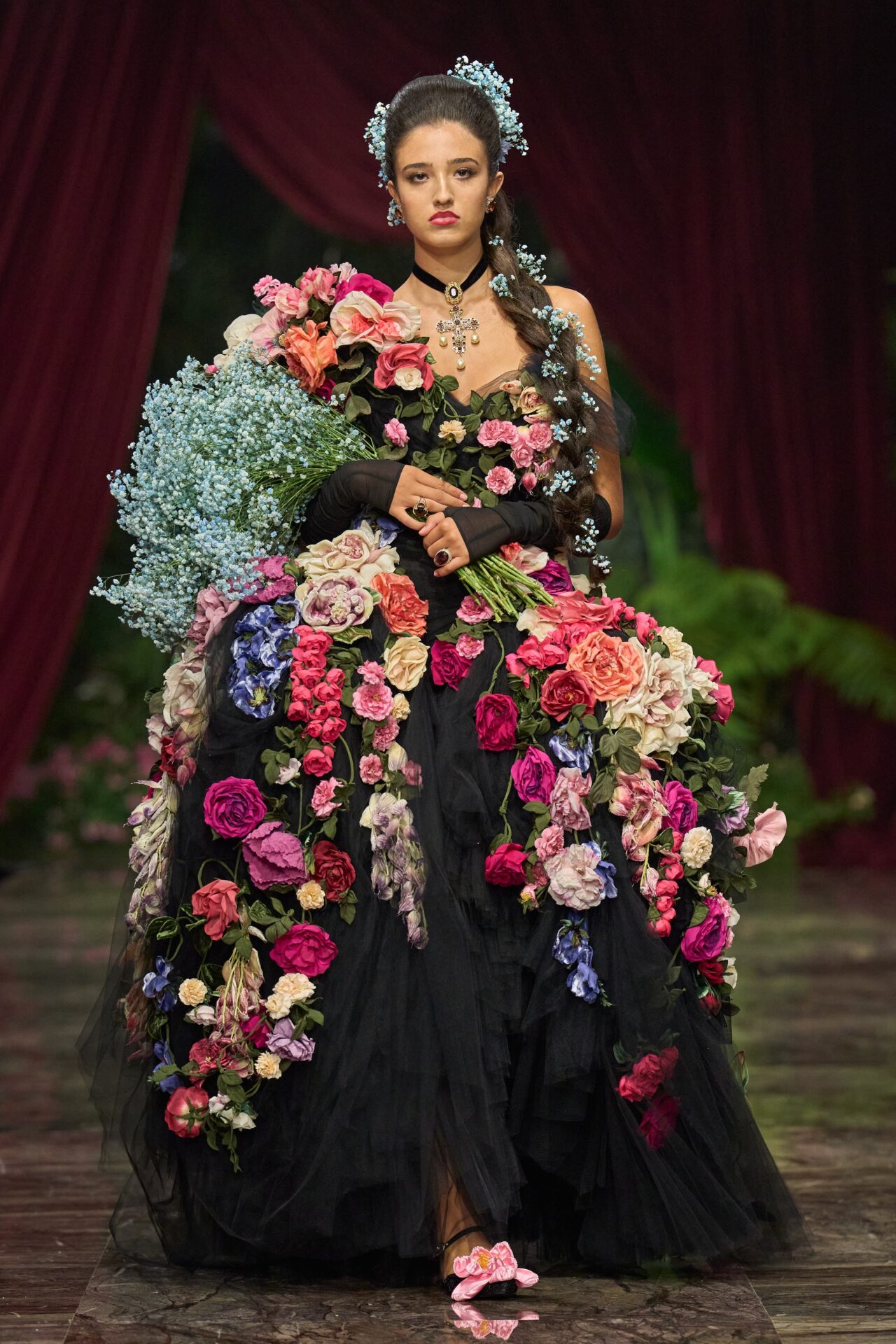 Léonie Cassel, filha de Monica Bellucci, brilha em desfile da Dolce & Gabbana na Sicília