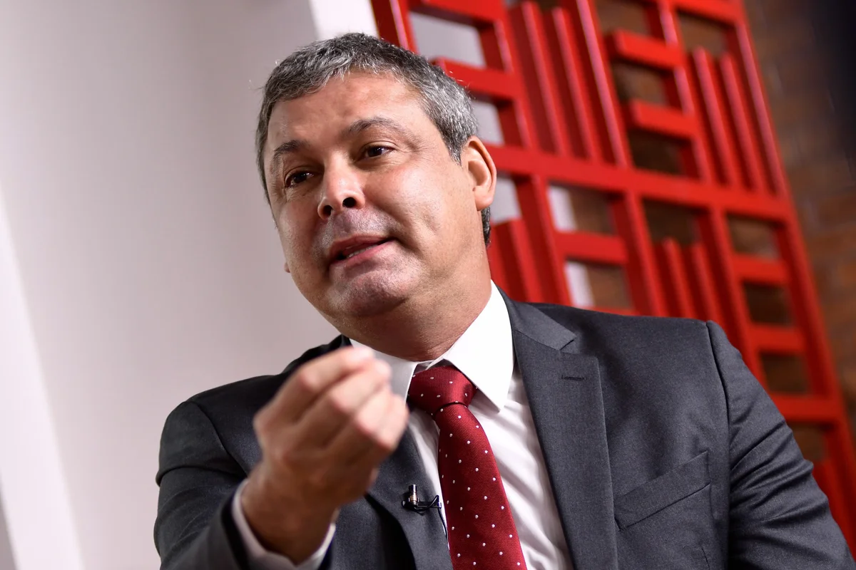Lindbergh Farias critica tarifas dos EUA e chama Bolsonaros de traidores da pátria