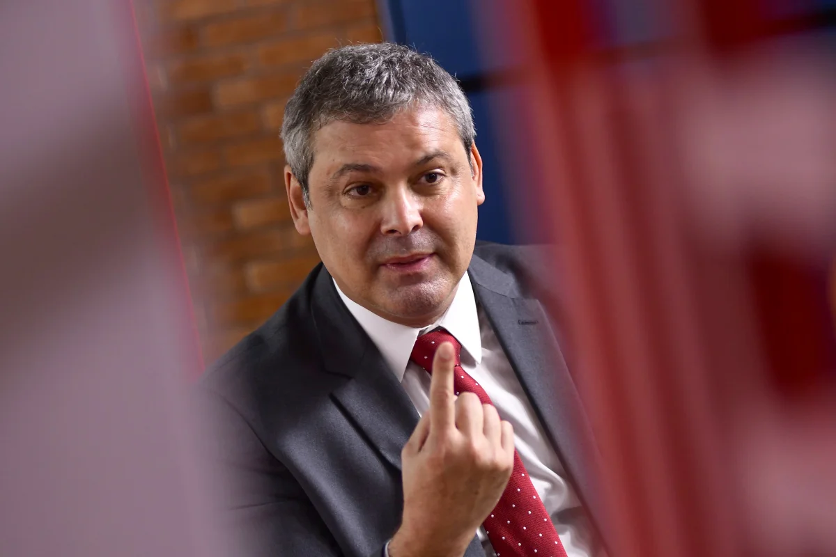 Lindbergh Farias pede revogação da prisão domiciliar de Bolsonaro ao STF após carta política