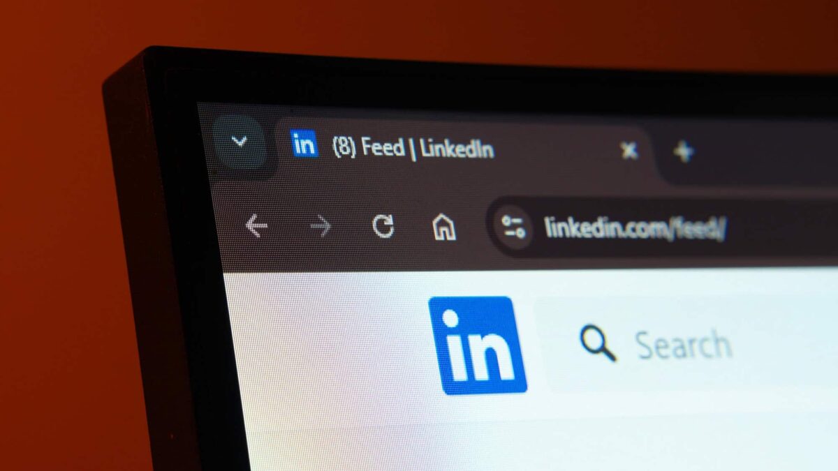 LinkedIn lança recurso para identificar e combater posts gerados por IA