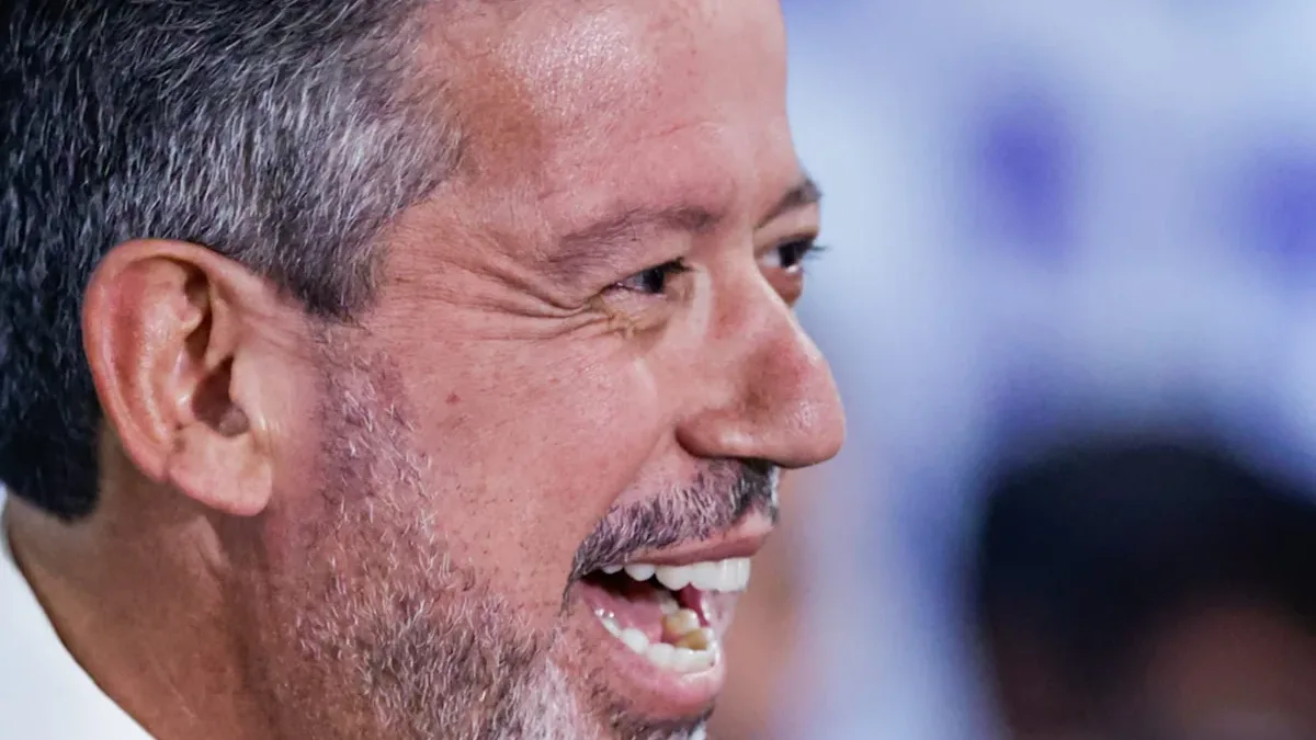 Lira sugere voto em Renan Filho e provoca risadas em evento em Alagoas