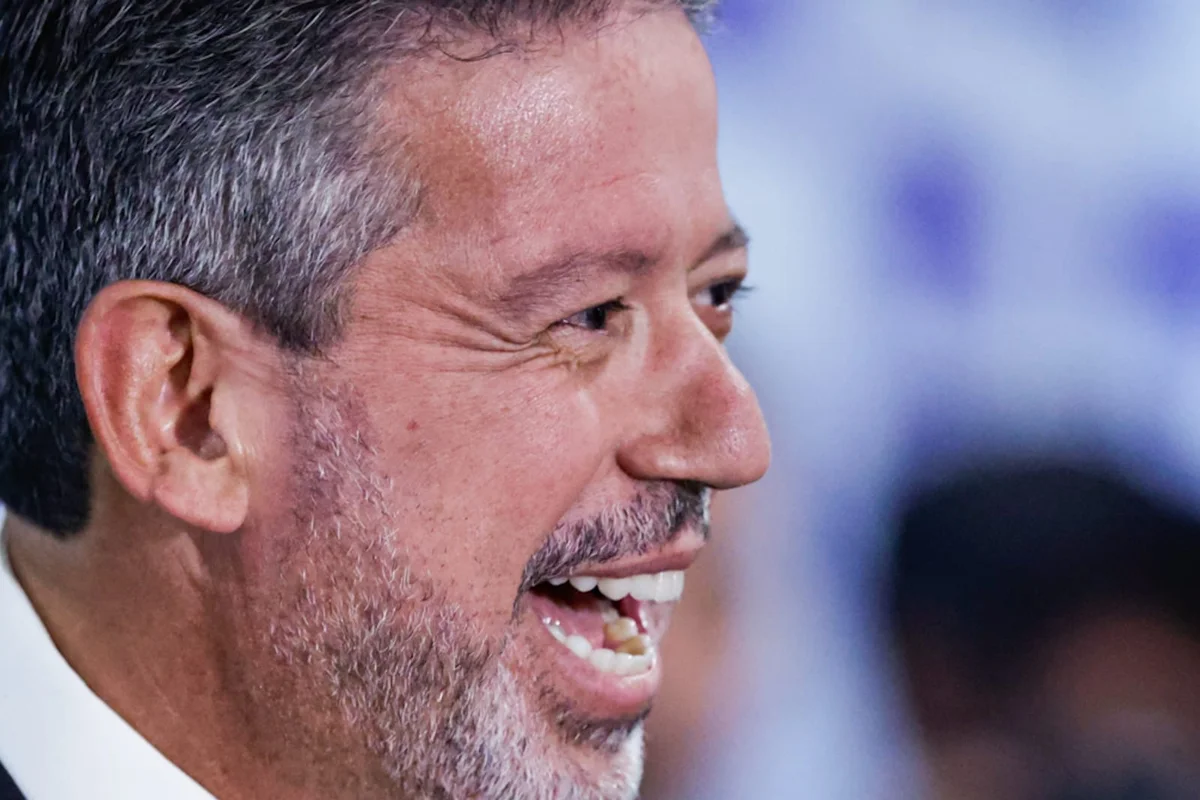 Lira sugere voto em Renan Filho e provoca risadas em evento em Alagoas