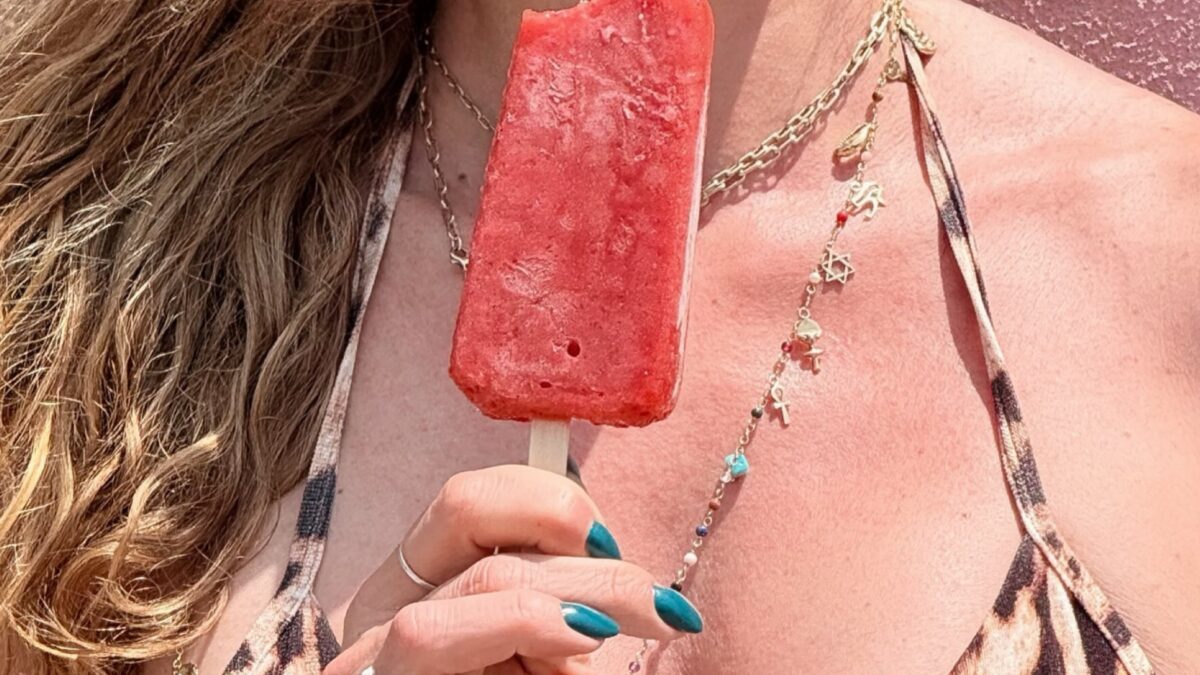 Luciana Gimenez aproveita calor em Nova York e renova bronzeado em "praia" improvisada