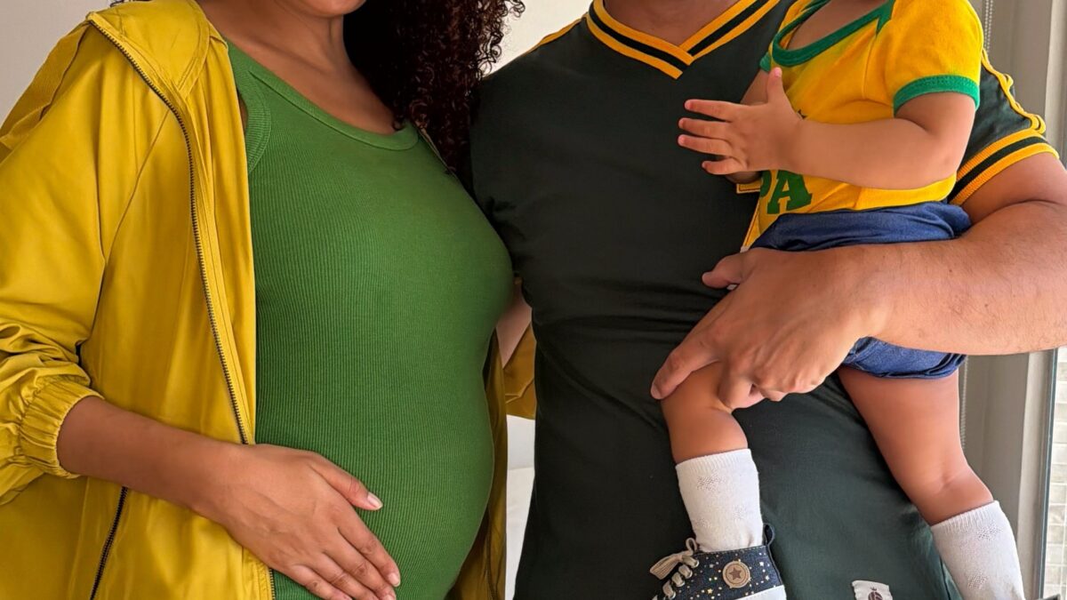 Lucy Ramos exibe barrigão em foto de família antes do jogo do Brasil