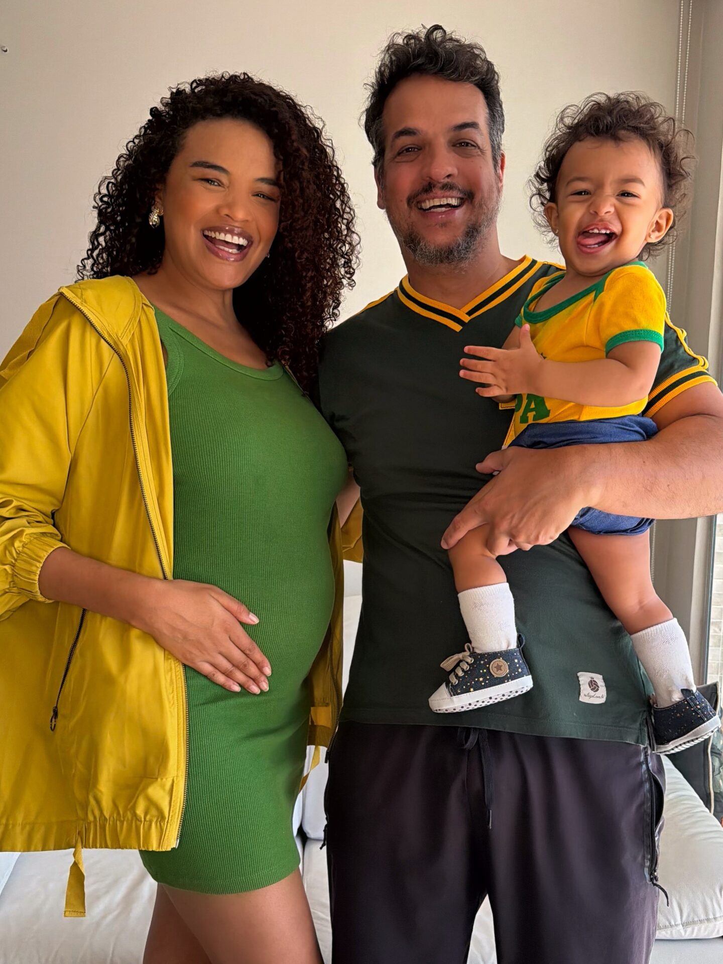 Lucy Ramos exibe barrigão em foto de família antes do jogo do Brasil