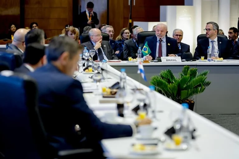 Lula afirma em cúpula do Mercosul que América do Sul não tem dono e critica Trump
