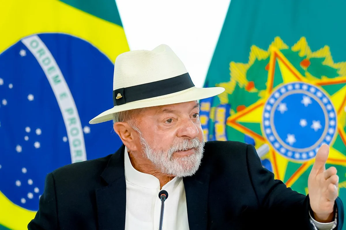 Lula lidera com 40% em pesquisa e mantém vantagem sobre Flávio Bolsonaro