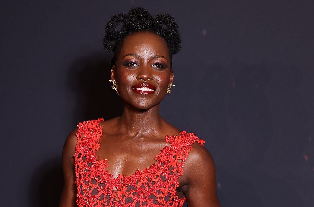 Lupita Nyong’o brilha em première de 'A Odisseia' com joias da SAUER em Paris