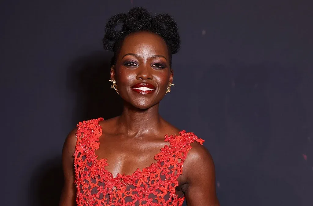 Lupita Nyong’o brilha em première de 'A Odisseia' com joias da SAUER em Paris