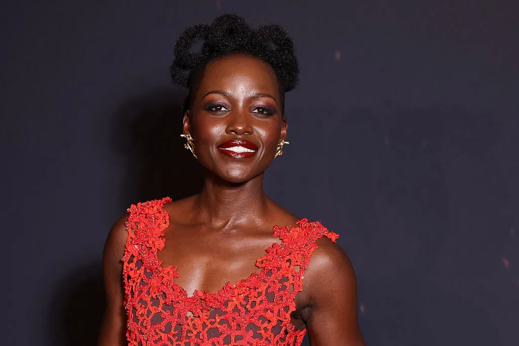Lupita Nyong’o brilha em première de 'A Odisseia' com joias da SAUER em Paris