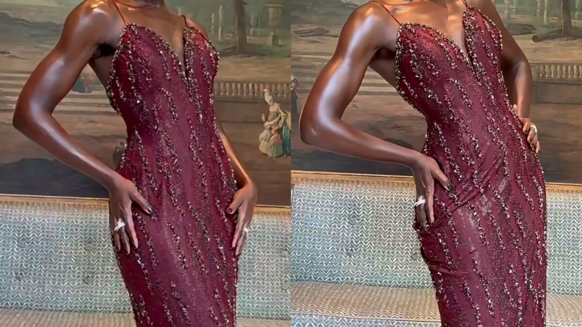 Lupita Nyong’o brilha em vestido marsala com pedrarias em evento em Paris