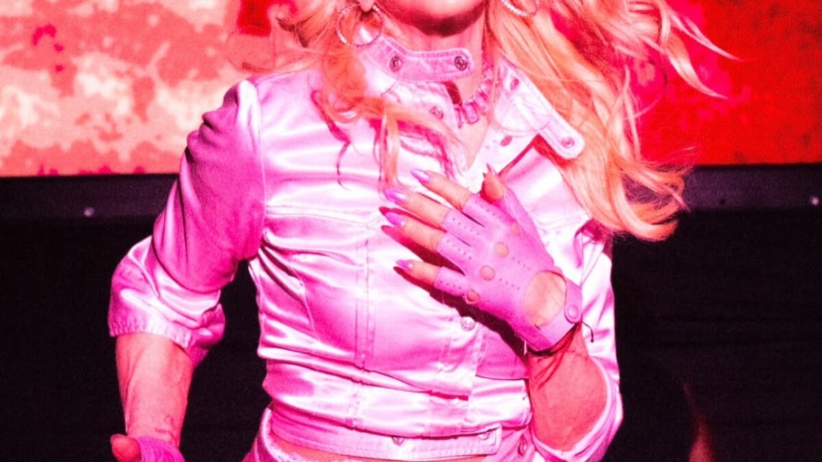 Madonna faz história com "Confessions II" e agradece fãs emocionada