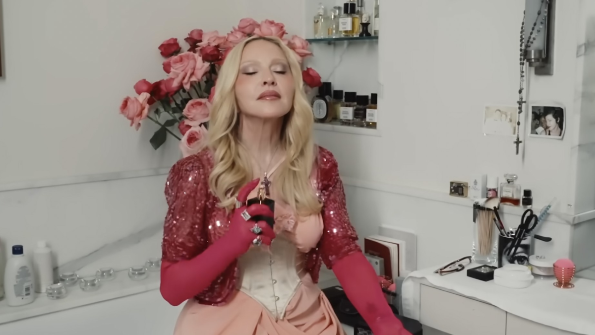 Madonna revela que perfume mais especial de sua coleção é Fracas, de sua mãe