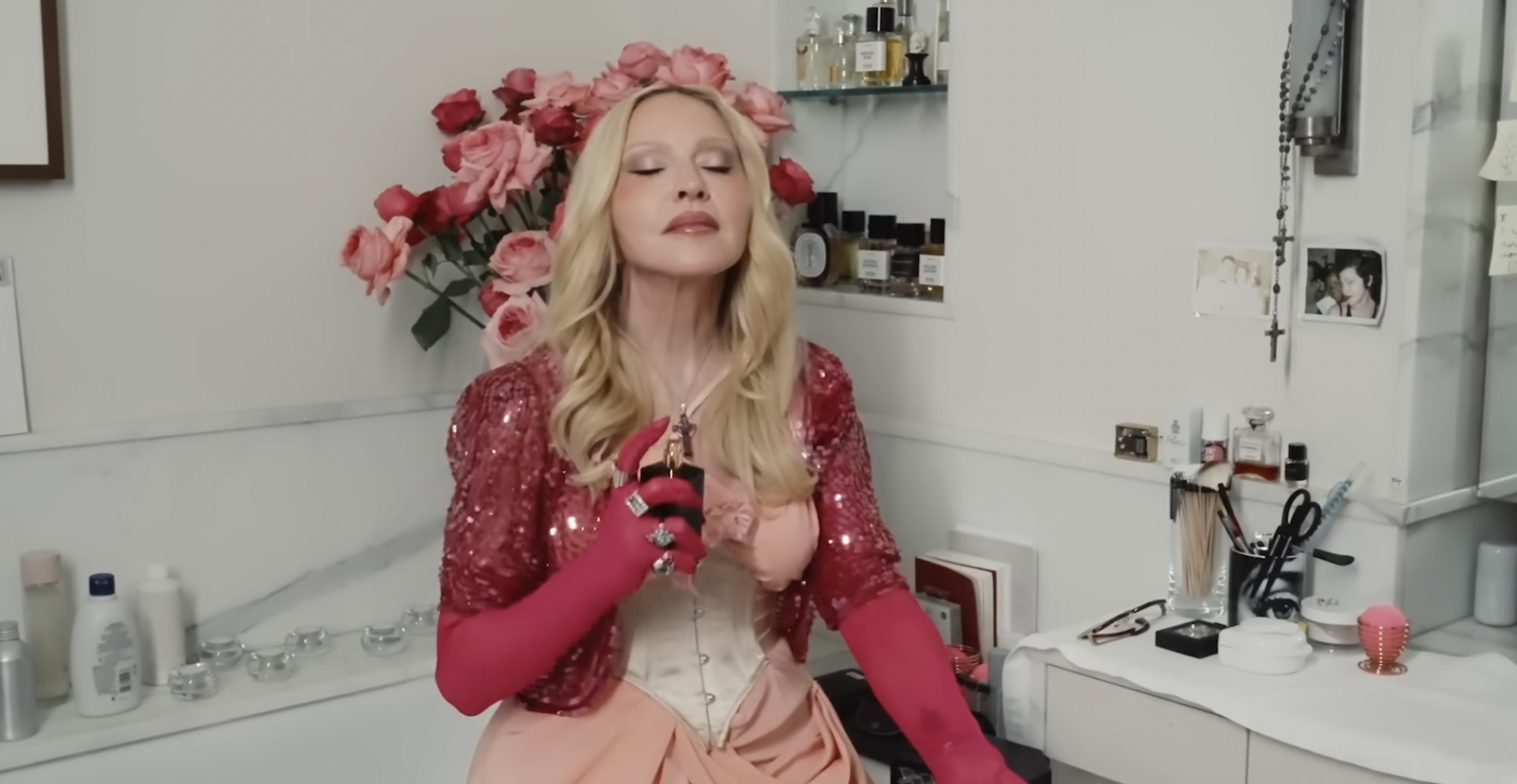 Madonna revela que perfume mais especial de sua coleção é Fracas, de sua mãe