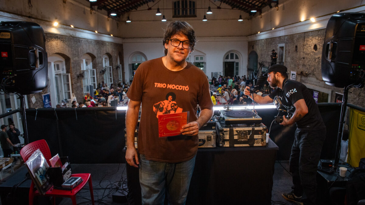 Marcello MBgroove apresenta compactos raros no novo episódio do “Discos N’Agulha”