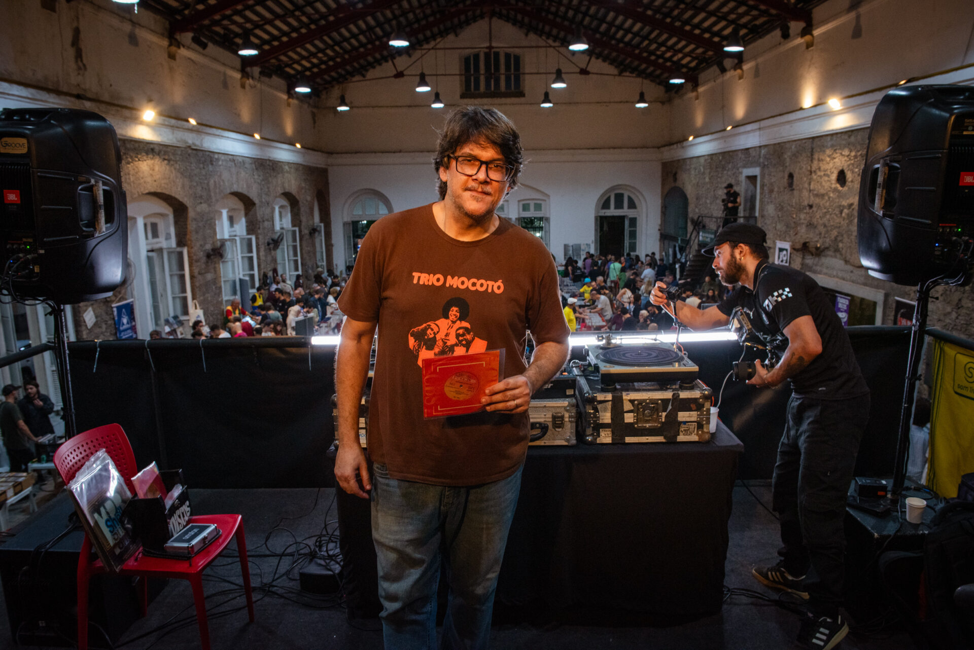 Marcello MBgroove apresenta compactos raros no novo episódio do “Discos N’Agulha”