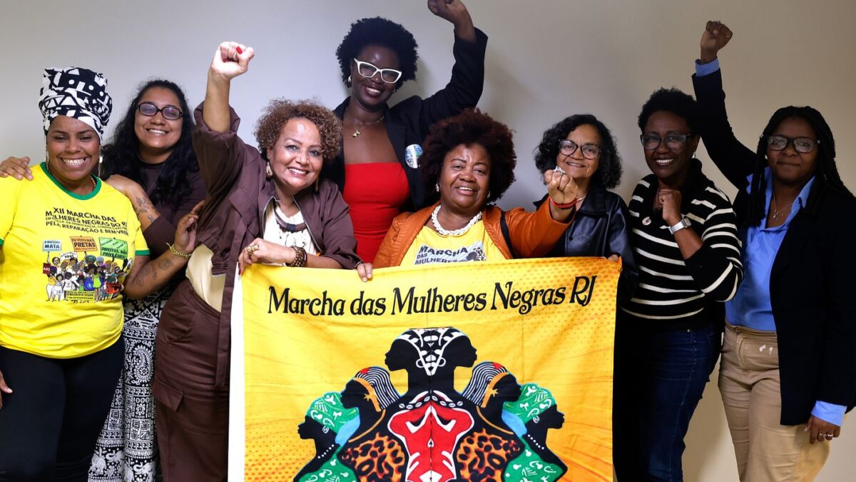 Marcha das Mulheres Negras no Rio denuncia racismo e defende democracia em Copacabana