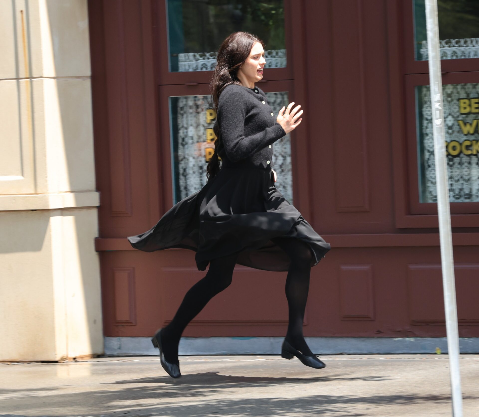 Margaret Qualley é vista em ação em filmagens após separação de Jack Antonoff