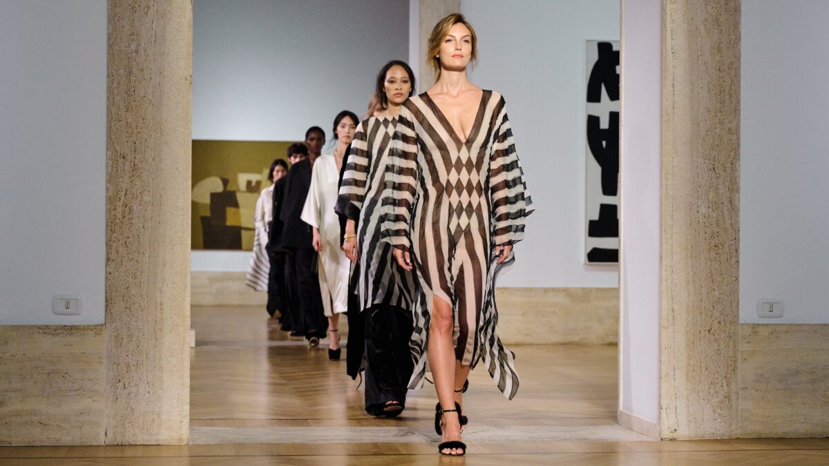 Maria Grazia Chiuri estreia na alta-costura da Fendi com coleção inspirada em Roma