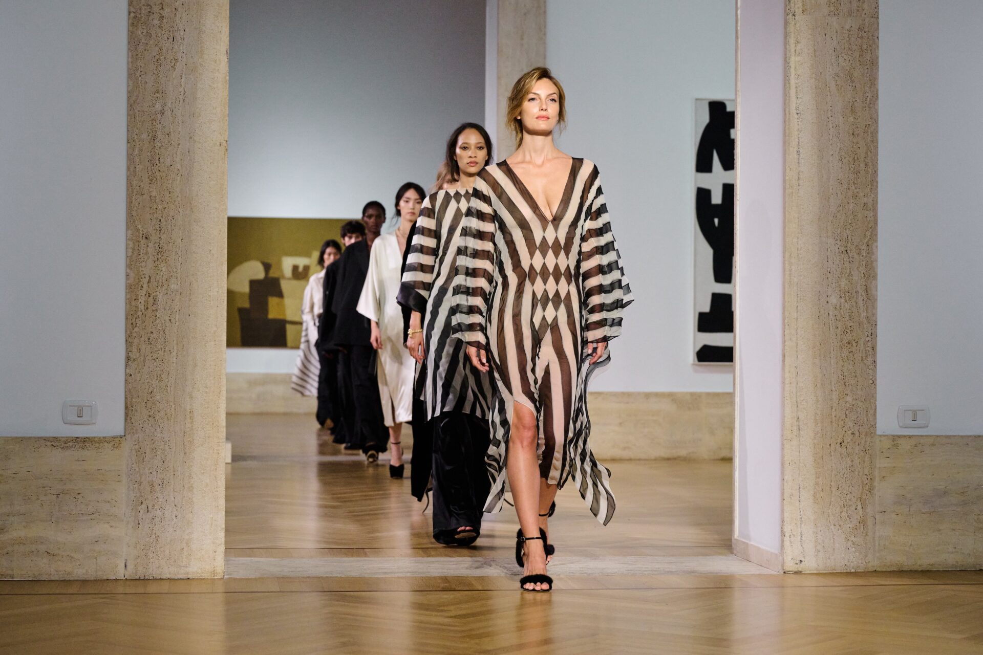 Maria Grazia Chiuri estreia na alta-costura da Fendi com coleção inspirada em Roma