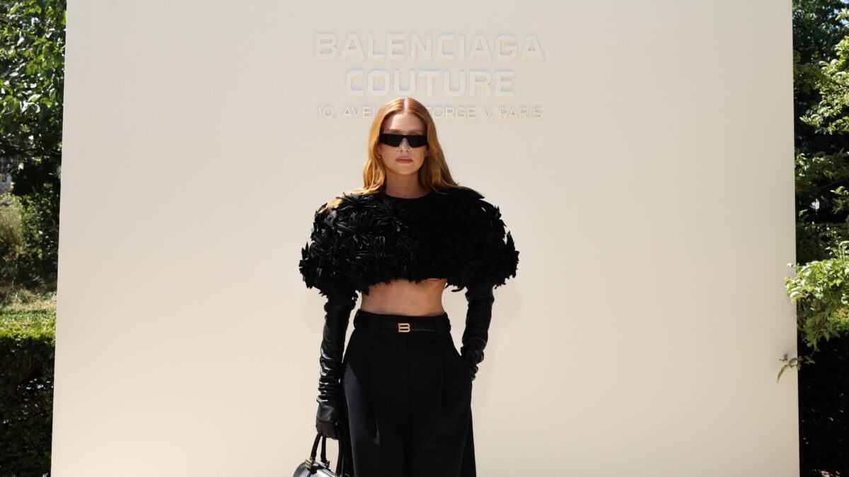 Marina Ruy Barbosa brilha em look all black na primeira fila da Balenciaga em Paris