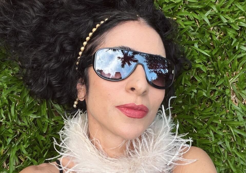 Marisa Monte celebra 59 anos com selfies na grama e agradece carinho dos fãs