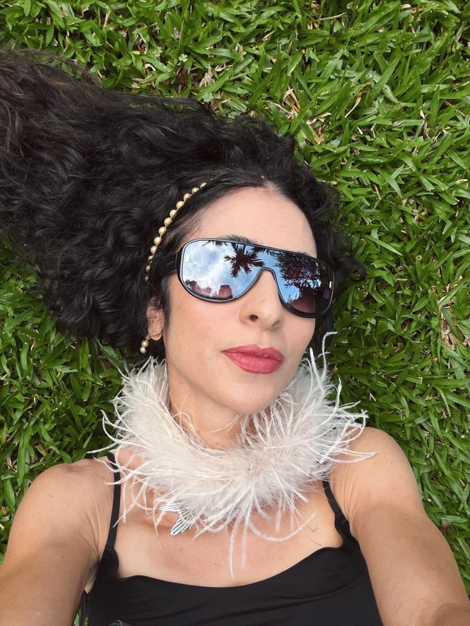 Marisa Monte celebra 59 anos com selfies na grama e agradece carinho dos fãs