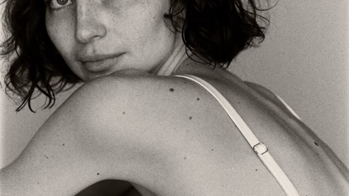 Meadow Walker exibe beleza natural em ensaio de lingerie e encanta fãs
