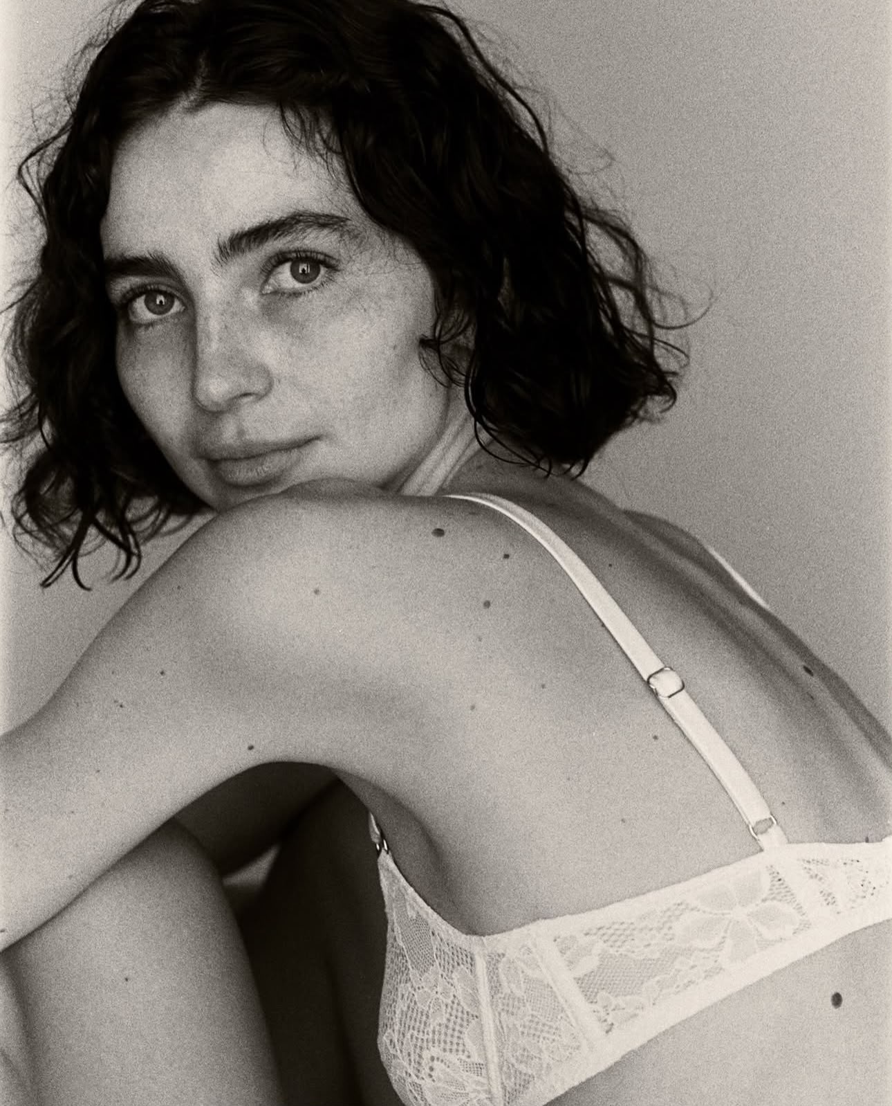 Meadow Walker exibe beleza natural em ensaio de lingerie e encanta fãs