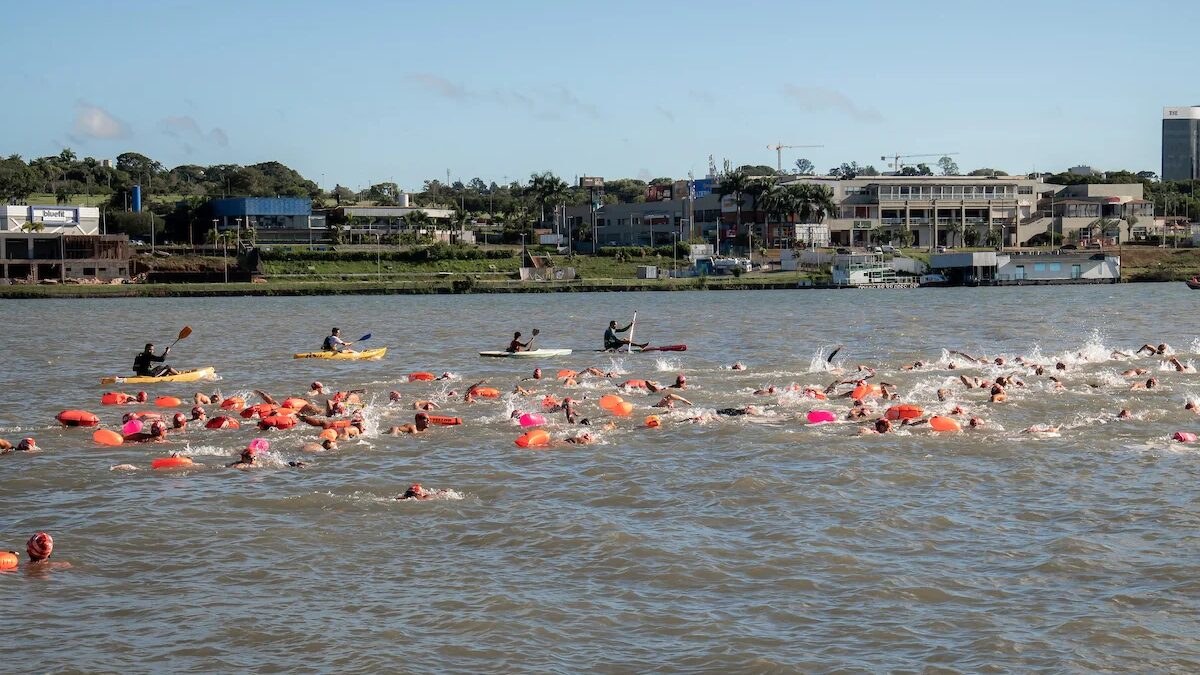 Metrópoles Endurance reúne atletas em maratona aquática no Lago Paranoá