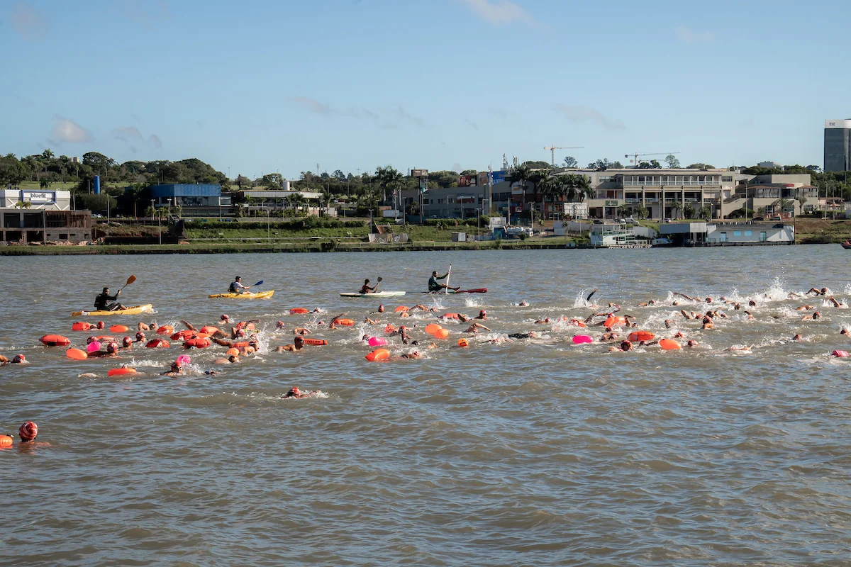 Metrópoles Endurance reúne atletas em maratona aquática no Lago Paranoá