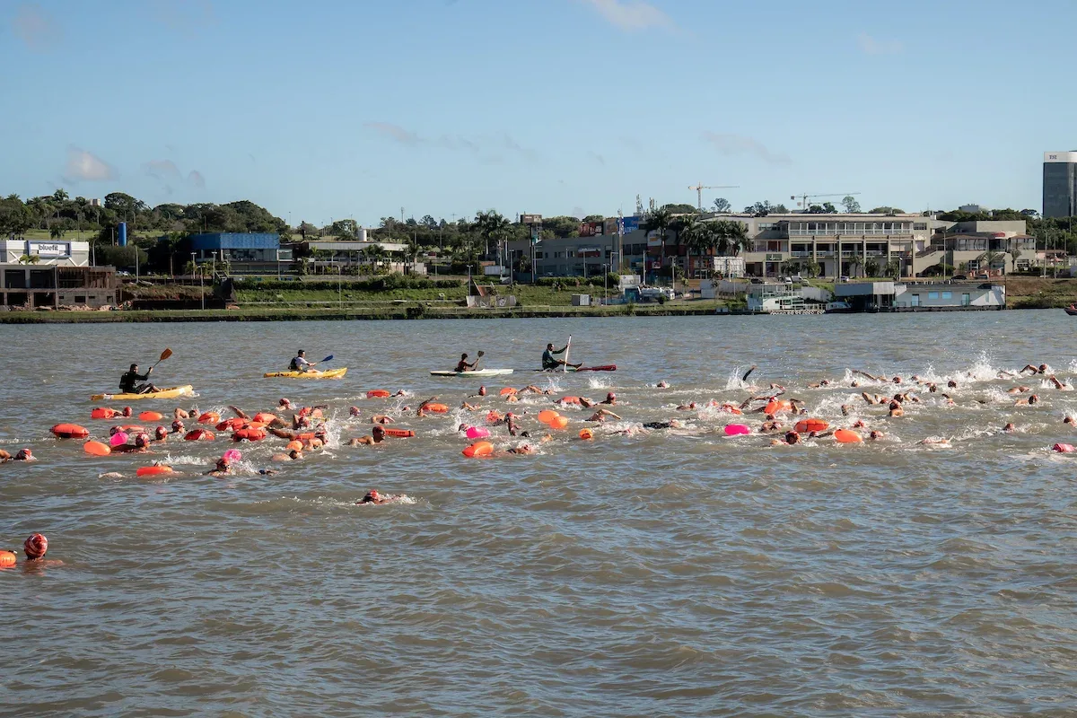Metrópoles Endurance reúne atletas em maratona aquática no Lago Paranoá