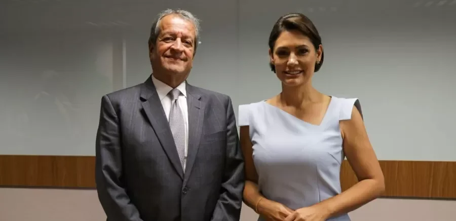 Michelle Bolsonaro se afasta da campanha de Flávio e pode desistir do Senado