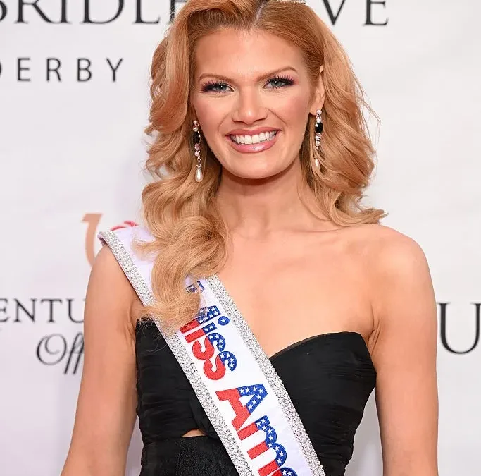 Miss América Cassie Donegan revela ataques e bullying após apresentação na MLB
