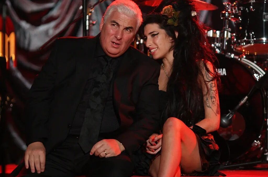 Mitch Winehouse é condenado a pagar R$ 14,85 milhões a amigas de Amy após acusações