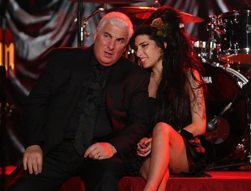 Mitch Winehouse é condenado a pagar R$ 14,85 milhões a amigas de Amy após acusações