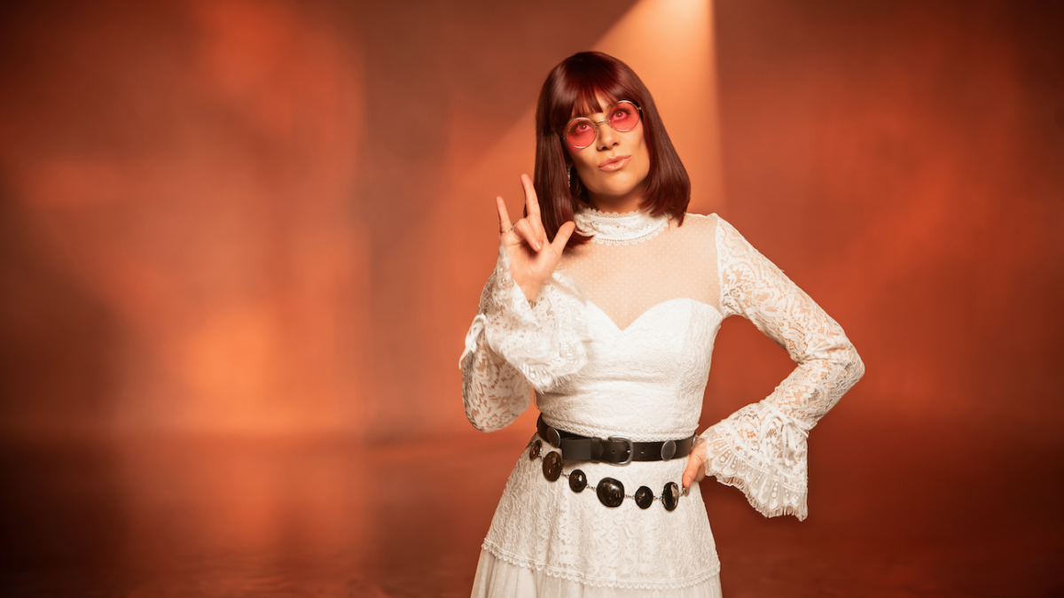 Monica Casagrande ressignifica clássico de Rita Lee em clipe sobre autonomia feminina