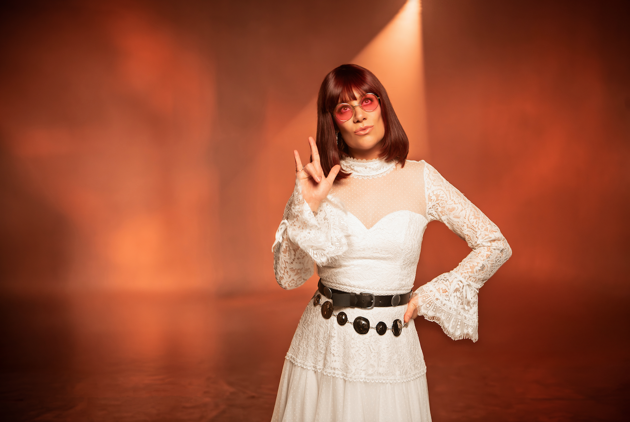 Monica Casagrande ressignifica clássico de Rita Lee em clipe sobre autonomia feminina