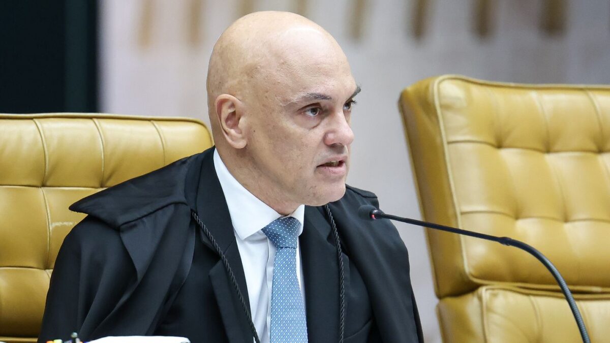 Moraes determina que PF ouça Flávio Bolsonaro em 10 dias sobre calúnia a Lula