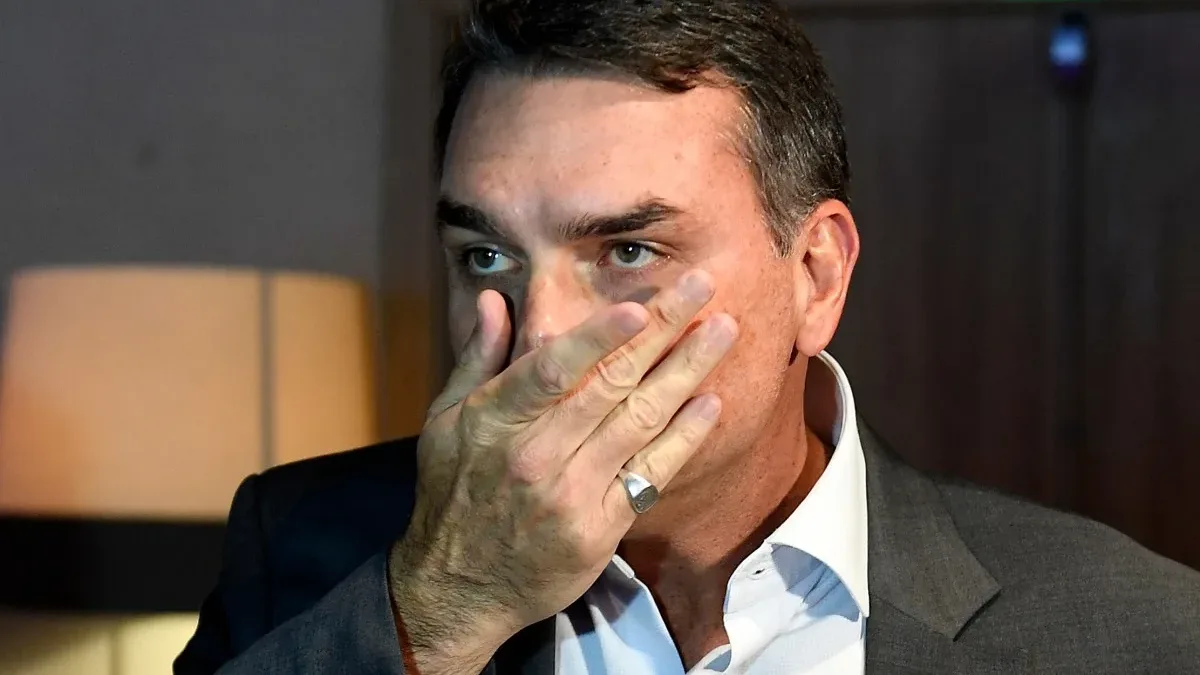 Moraes encaminha à PGR caso sobre falta de Flávio Bolsonaro em depoimento à PF