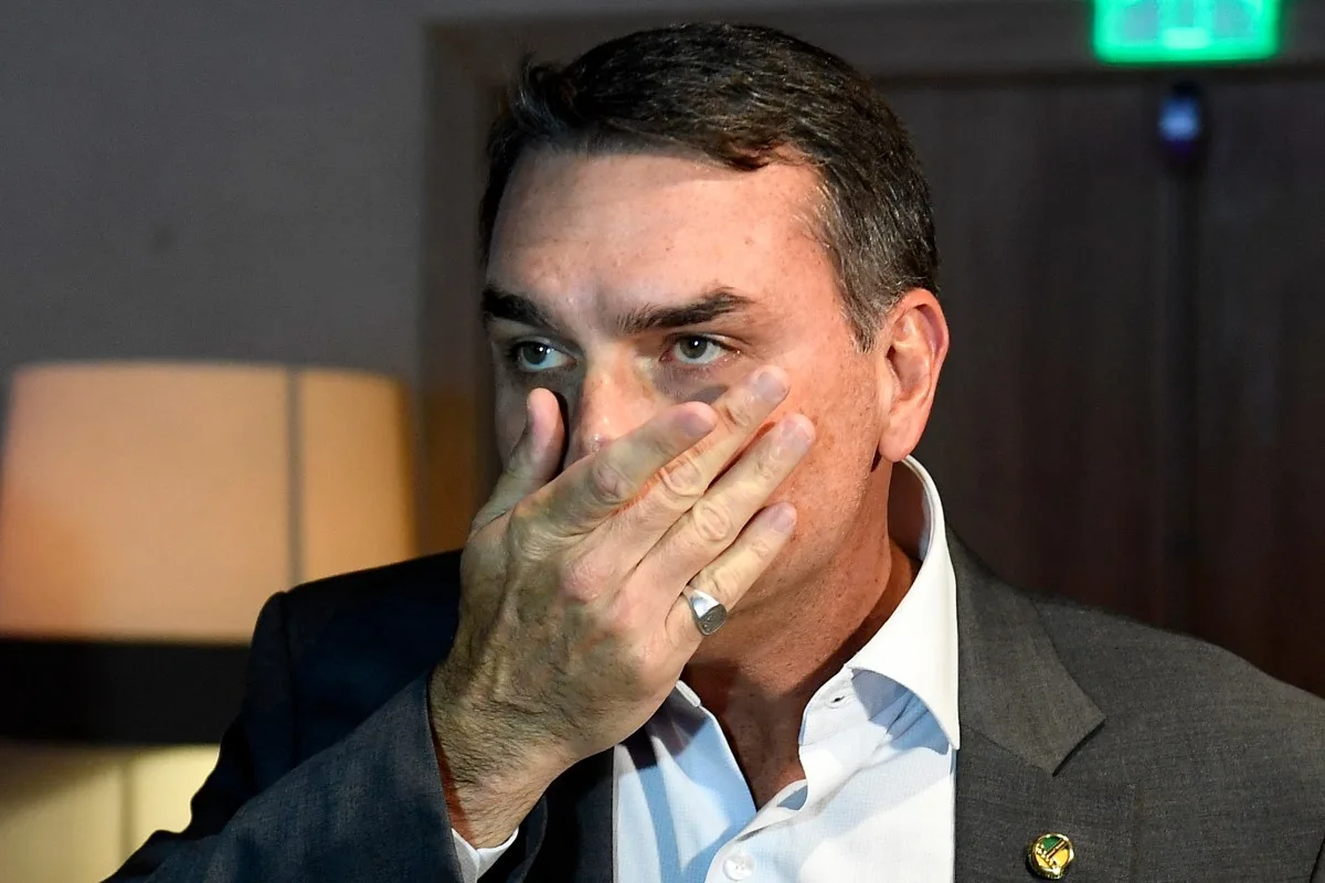 Moraes encaminha à PGR caso sobre falta de Flávio Bolsonaro em depoimento à PF