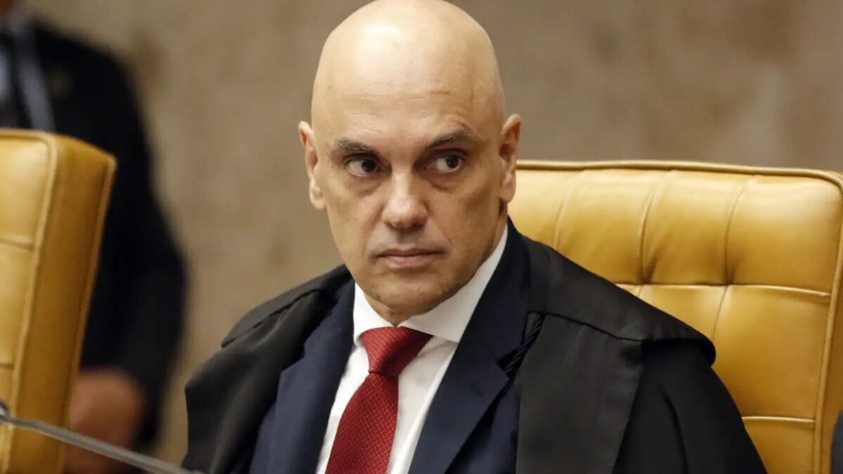 Moraes suspende visitas de Flávio Bolsonaro a Jair na prisão domiciliar por 90 dias