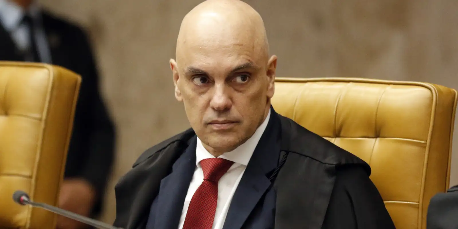 Moraes suspende visitas de Flávio Bolsonaro a Jair na prisão domiciliar por 90 dias