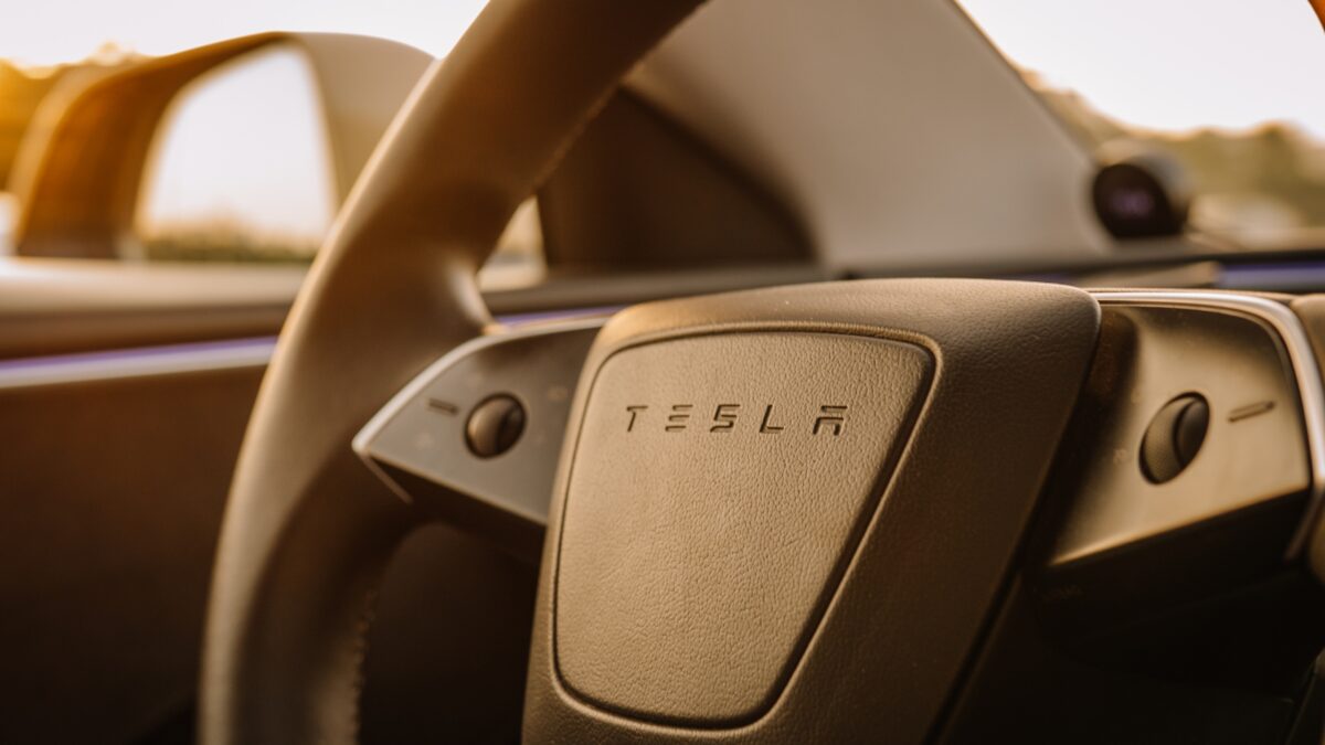 Motorista de Tesla é indiciado por homicídio culposo após acidente fatal no Texas
